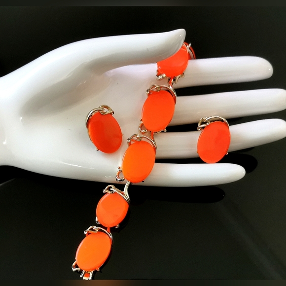 Vintage 1950s Red Thermoset/Lucite Bracelet and Earrings Set -Demi Parure - Picture 9 of 9